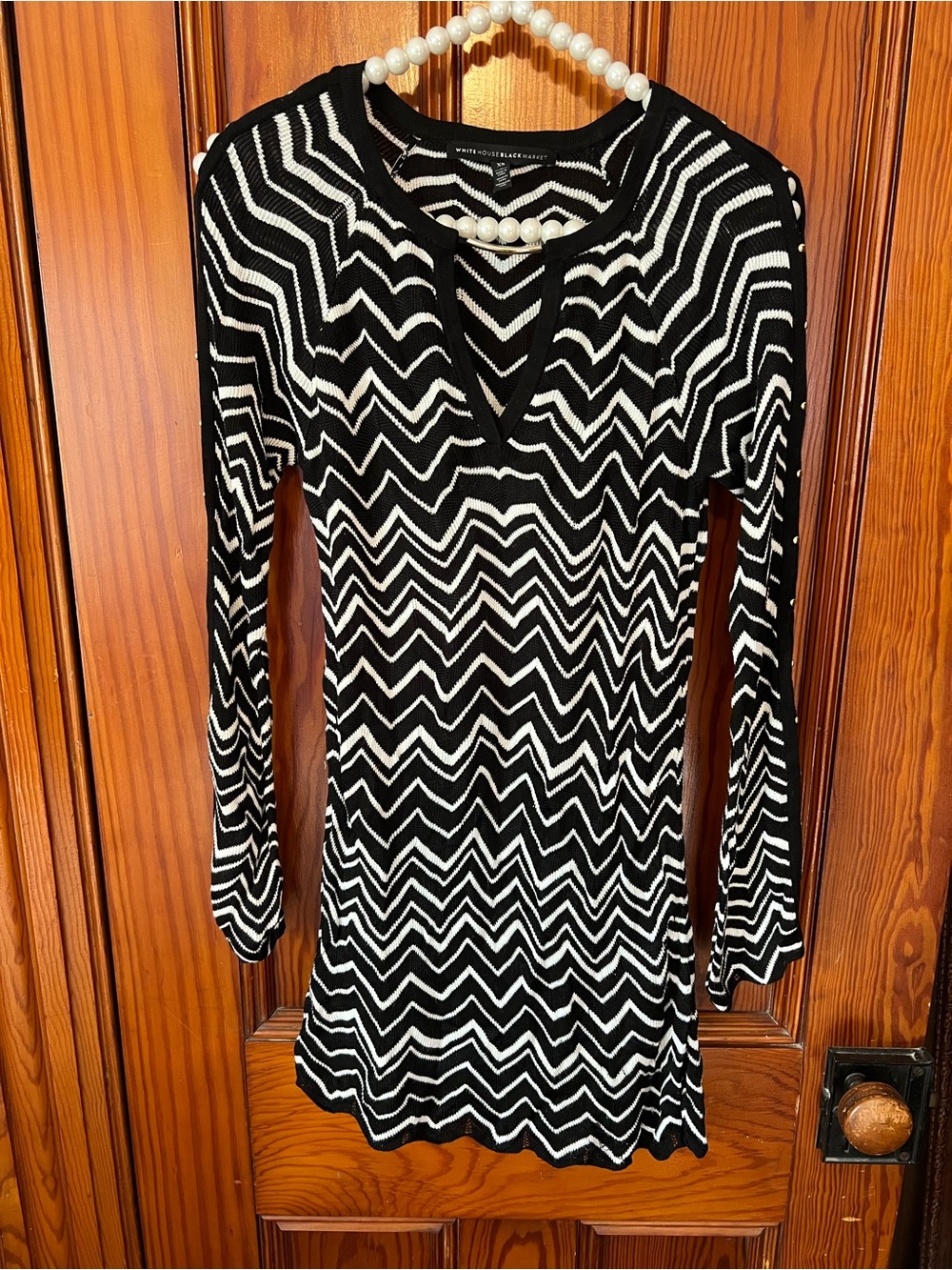 White House Black Market Black & White Zigzag V-Notch Long-Sleeve sweater